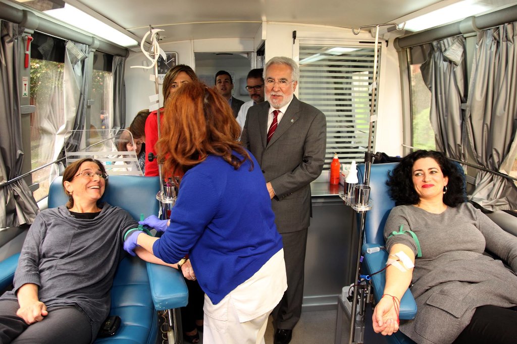 Foto da noticia:O presidente do Parlamento anima á doazón de sangue para garantir a atención a todas as necesidades asistenciais